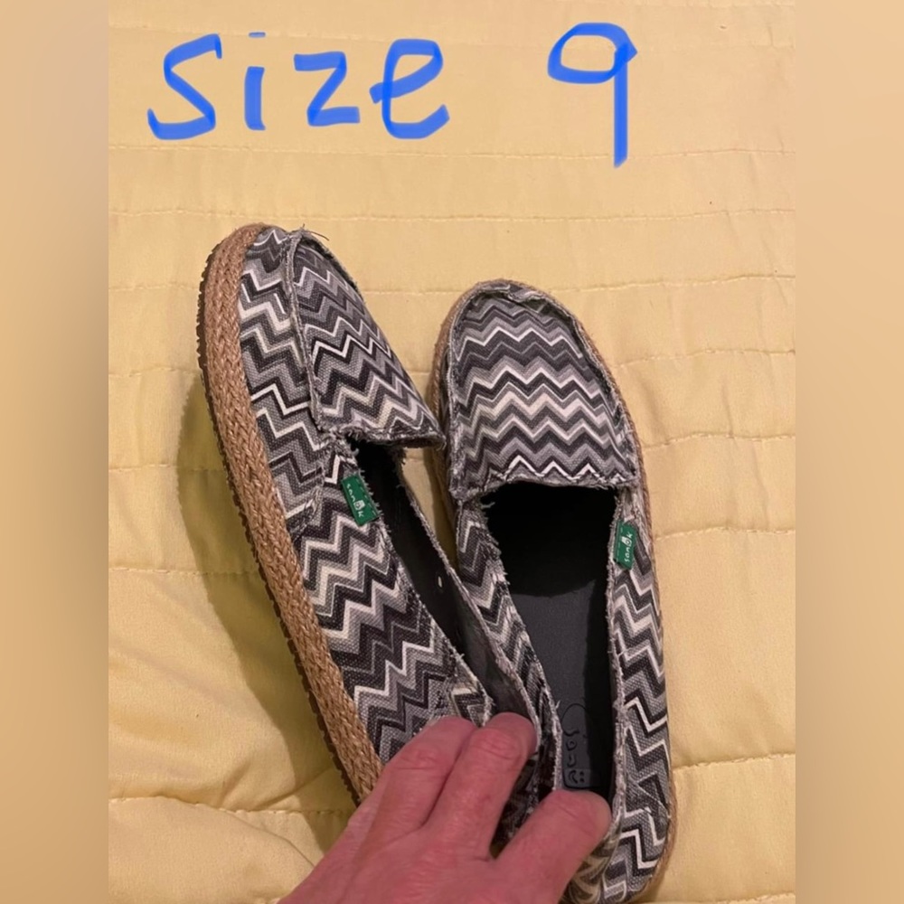 Women’s size 9 Sanuks